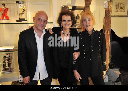 Claudia Cardinale et Sophie Bernardin, directrice artistique de Crazy Horse, avec François Daneck Organisateur de l'exposition « poule de luxe » organisée par François Daneck dans son magasin, avenue George 5, à Paris, France, le 16 décembre 2009. Photo de Morgan Dessalles/ABACAPRESS.COM Banque D'Images