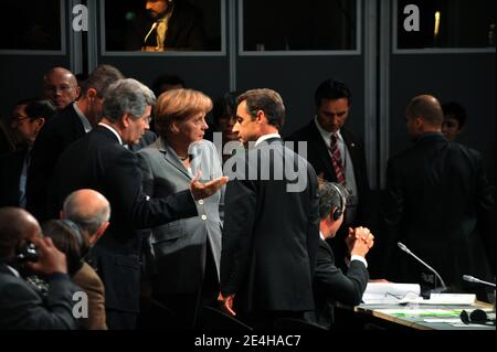 Le président français Nicolas Sarkozy (L) s'entretient avec la chancelière allemande Angela Merkel, son conseiller diplomatique et Sherpa Jean-David Levitte lors de la session plénière du Bella Center à Copenhague, Danemark, le 17 décembre 2009, lors de la Conférence COP15 des Nations Unies sur les changements climatiques. Photo Mousse/ABACAPRESS.COM Banque D'Images