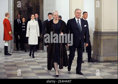 La reine Margrethe II du Danemark, flanquée de son mari le prince Henrik, le prince héritier Frederik et la princesse Marie, le prince Joachim et la princesse Marie, arrivent pour un dîner un dîner offert par la reine Margrethe II du Danemark au palais royal de Copenhague, au Danemark, le 17 décembre. 2009 en marge de la Conférence des Nations Unies sur les changements climatiques de la COP15. Photo par Eric Feferberg/Pool/ABACAPRESS.COM Banque D'Images