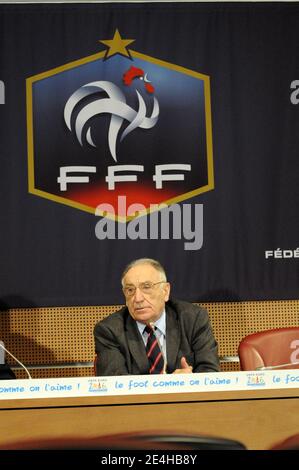 Président de la Fédération française de football (FFF), Jean-Pierre Escalettes prend la parole lors d'une conférence de presse à la suite d'une réunion de direction pour discuter de l'avenir de l'entraîneur de l'équipe nationale Raymond Domenech à Paris, en France, le 18 décembre 2009. Le concil FFF a rejeté une pétition de l'exécutif Guy Chambily demandant le congédiement de Domenech. Photo de Thierry Plessis/ABACAPRESS.COM Banque D'Images