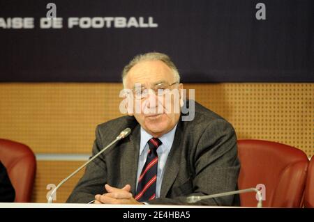 Président de la Fédération française de football (FFF), Jean-Pierre Escalettes prend la parole lors d'une conférence de presse à la suite d'une réunion de direction pour discuter de l'avenir de l'entraîneur de l'équipe nationale Raymond Domenech à Paris, en France, le 18 décembre 2009. Le concil FFF a rejeté une pétition de l'exécutif Guy Chambily demandant le congédiement de Domenech. Photo de Thierry Plessis/ABACAPRESS.COM Banque D'Images