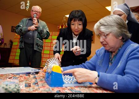 Madame Anh Dao Traxel, fille adoptive de l'ancien président français Jacques Chirac et présidente de l'Etoile européenne du développement civil et militaire, visite de la maison de traite des Petites Sœurs des Pauvre a la Madeleine, nord de la France, le 19 Banque D'Images