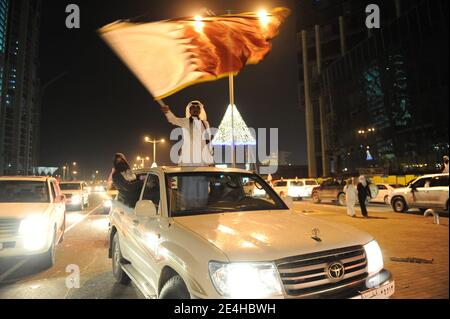 Les gens de Qatari décorent leurs voitures à 4 roues motrices avec des coeurs, des drapeaux, des portraits de l'émir et dansent sur le toit de la voiture en célébrant la Journée nationale du Qatar, à Doha, au Qatar, le 18 décembre 2009. Photo par Ammar Abd Rabbo/ABACAPRESS.COM Banque D'Images