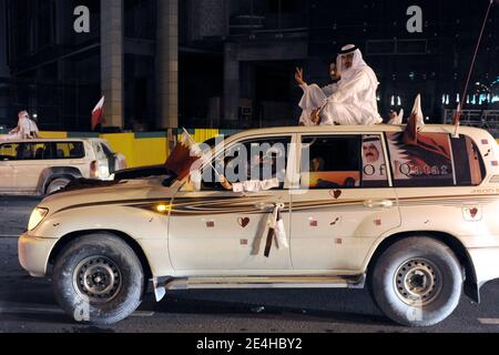 Les gens de Qatari décorent leurs voitures à 4 roues motrices avec des coeurs, des drapeaux, des portraits de l'émir et dansent sur le toit de la voiture en célébrant la Journée nationale du Qatar, à Doha, au Qatar, le 18 décembre 2009. Photo par Ammar Abd Rabbo/ABACAPRESS.COM Banque D'Images