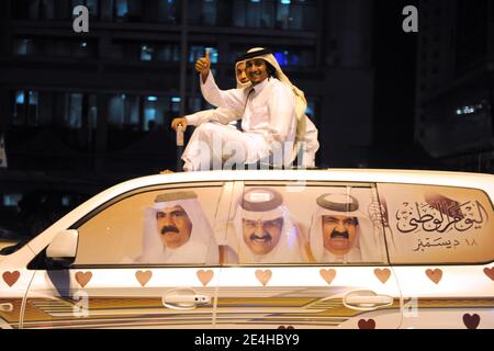 Les gens de Qatari décorent leurs voitures à 4 roues motrices avec des coeurs, des drapeaux, des portraits de l'émir et dansent sur le toit de la voiture en célébrant la Journée nationale du Qatar, à Doha, au Qatar, le 18 décembre 2009. Photo par Ammar Abd Rabbo/ABACAPRESS.COM Banque D'Images