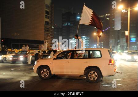 Les gens de Qatari décorent leurs voitures à 4 roues motrices avec des coeurs, des drapeaux, des portraits de l'émir et dansent sur le toit de la voiture en célébrant la Journée nationale du Qatar, à Doha, au Qatar, le 18 décembre 2009. Photo par Ammar Abd Rabbo/ABACAPRESS.COM Banque D'Images