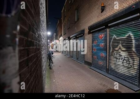 AMSTERDAM, PAYS-BAS - JANVIER 23: Une rue vide est vue dans le quartier rouge le 23 janvier 2021 à Amsterdam, pays-Bas comme pour la première fois en 75 ans un couvre-feu est en vigueur à partir de samedi 21h. Les personnes ne sont pas autorisées à sortir sans raison valable de 21h à 4h30 jusqu'au moins en février 10. (Photo de Niels Wenstedt/BSR Agency/Alay Live News) Banque D'Images