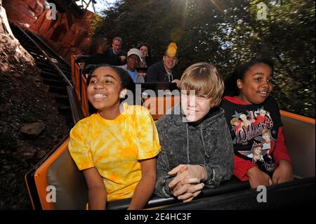Le chanteur canadien de pop Justin Bieber (C) fait le tour du chemin de fer de Big Thunder Mountain avec l'auditeur Lucky radio Disney, Rebekah Parker (R), neuf ans, et la sœur Rachel Parker, à Epcot, FL, États-Unis, le 19 décembre 2009. Rebekah a remporté le concours « My World » du réseau et a eu l'occasion de rencontrer Justin Bieber, de prendre le chemin de fer de Big Thunder Mountain avec lui au Magic Kingdom et d'assister à son concert VIP de radio Disney au Celebration Town Center à proximité de Celebration, La Floride Magic Kingdom est l'un des quatre parcs thématiques de Walt Disney World Resort. Photo de Preston Mack/Disney via Banque D'Images
