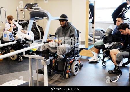 Sgt. Robert Samuel assiste à une séance de physiothérapie à walter Reed à Washington, DC, USA, le 18 décembre 2009. Samuel a fait une tournée en Irak et était dans sa 2ème tournée en afghanistan, quand 5 mois dedans, son groupe stryker a été frappé par un ied à 5:30. Et était la seule personne est une unité de 8 personnes à être blessé. Il est à Walter Reed depuis novembre 17, a eu sa jambe gauche amputée au-dessus du genou et son bras gauche a une plaque de métal et beaucoup de points de suture. Photo par Olivier Douliery /ABACAPRESS.COM Banque D'Images