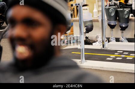 Sgt. Robert Samuel assiste à une séance de physiothérapie à walter Reed à Washington, DC, USA, le 18 décembre 2009. Samuel a fait une tournée en Irak et était dans sa 2ème tournée en afghanistan, quand 5 mois dedans, son groupe stryker a été frappé par un ied à 5:30. Et était la seule personne est une unité de 8 personnes à être blessé. Il est à Walter Reed depuis novembre 17, a eu sa jambe gauche amputée au-dessus du genou et son bras gauche a une plaque de métal et beaucoup de points de suture. Photo par Olivier Douliery /ABACAPRESS.COM Banque D'Images