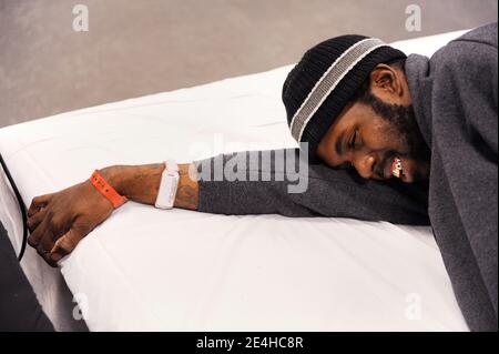 Sgt. Robert Samuel assiste à une séance de physiothérapie à walter Reed à Washington, DC, USA, le 18 décembre 2009. Samuel a fait une tournée en Irak et était dans sa 2ème tournée en afghanistan, quand 5 mois dedans, son groupe stryker a été frappé par un ied à 5:30. Et était la seule personne est une unité de 8 personnes à être blessé. Il est à Walter Reed depuis novembre 17, a eu sa jambe gauche amputée au-dessus du genou et son bras gauche a une plaque de métal et beaucoup de points de suture. Photo par Olivier Douliery /ABACAPRESS.COM Banque D'Images