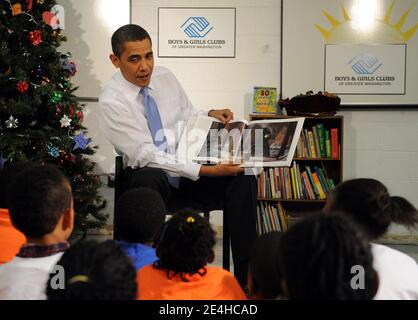 LE président AMÉRICAIN Barack Obama a lu « The Polar Express » à des enfants d'âge élémentaire dans un club garçons et filles de Washington DC, Etats-Unis, le 21 décembre 2009. Après lecture, le président a transmis des cookies. Photo de Roger L. Wollenberg/ABACAPRESS.COM Banque D'Images