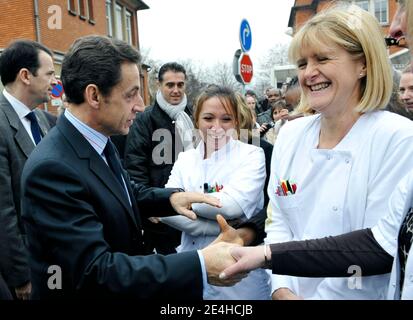 Le président français Nicolas Sarkozy (2ndL) se serre la main avec un employé d'un hôpital de Créteil, près de Paris, France, le 22 décembre 2009, après une visite du bâtiment. Photo de Gerard Cerles/Pool/ABACAPRESS.COM Banque D'Images