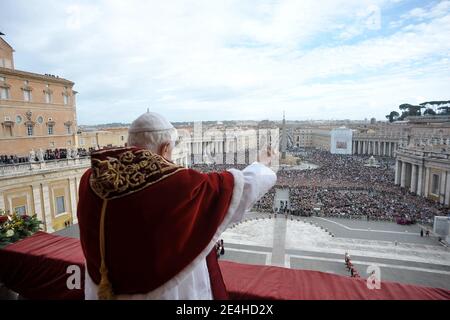 Le Pape Benoît XVI livre à Urbi et Orbi (à la ville et au monde) le message du jour de Noël du balcon central de la place Saint-Pierre au Vatican, Rome, Italie, le 25 décembre 2009. Photo par ABACAPRESS.COM Banque D'Images