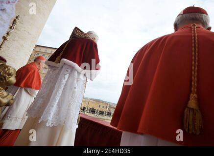 Le Pape Benoît XVI livre à Urbi et Orbi (à la ville et au monde) le message du jour de Noël du balcon central de la place Saint-Pierre au Vatican, Rome, Italie, le 25 décembre 2009. Photo par ABACAPRESS.COM Banque D'Images