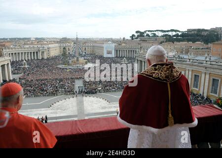 Le Pape Benoît XVI livre à Urbi et Orbi (à la ville et au monde) le message du jour de Noël du balcon central de la place Saint-Pierre au Vatican, Rome, Italie, le 25 décembre 2009. Photo par ABACAPRESS.COM Banque D'Images