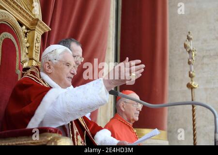 Le Pape Benoît XVI livre à Urbi et Orbi (à la ville et au monde) le message du jour de Noël du balcon central de la place Saint-Pierre au Vatican, Rome, Italie, le 25 décembre 2009. Photo par ABACAPRESS.COM Banque D'Images