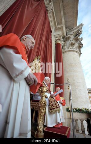 Le Pape Benoît XVI livre à Urbi et Orbi (à la ville et au monde) le message du jour de Noël du balcon central de la place Saint-Pierre au Vatican, Rome, Italie, le 25 décembre 2009. Photo par ABACAPRESS.COM Banque D'Images