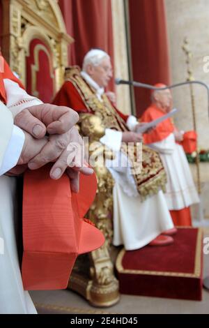 Le Pape Benoît XVI livre à Urbi et Orbi (à la ville et au monde) le message du jour de Noël du balcon central de la place Saint-Pierre au Vatican, Rome, Italie, le 25 décembre 2009. Photo par ABACAPRESS.COM Banque D'Images