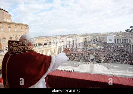 Le Pape Benoît XVI livre à Urbi et Orbi (à la ville et au monde) le message du jour de Noël du balcon central de la place Saint-Pierre au Vatican, Rome, Italie, le 25 décembre 2009. Photo par ABACAPRESS.COM Banque D'Images