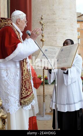 Le Pape Benoît XVI livre à Urbi et Orbi (à la ville et au monde) le message du jour de Noël du balcon central de la place Saint-Pierre au Vatican, Rome, Italie, le 25 décembre 2009. Photo par ABACAPRESS.COM Banque D'Images