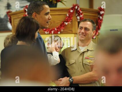 LE président AMÉRICAIN Barack Obama salue les adeptes du spectacle au Anderson Hall, situé à la base des Marines à Hawaï. Kaneohe, Kailua, HI, Etats-Unis le 25 décembre 2009. Photo de Cory Lum/ABACAPRESS.COM Banque D'Images