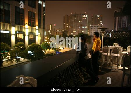 Les personnes qui fument sur la terrasse du bar "Sugar" à Shanghai, en Chine, le 28 mars 2008. Photo par Axelle de russe/ABACAPRESS.COM Banque D'Images