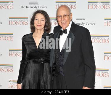 Photo du dossier - Washington, DC - 5 décembre 2009 -- Carl Reiner, à droite, et Mme Annie Reiner, à gauche, arrivent pour le dîner de l'artiste officiel au Département d'État des États-Unis à Washington, D.C., le samedi 5 décembre 2009. Photo de Ron Sachs/CNP/ABACAPRESS.COM Banque D'Images