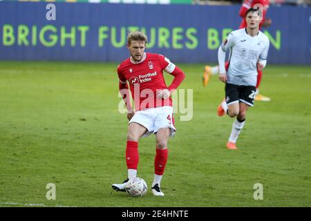 Swansea, Royaume-Uni. 23 janvier 2021. Joe Worrall de la forêt de Nottingham en action.The Emirates FA Cup, 4e match, Swansea City v Nottingham Forest au Liberty Stadium de Swansea, au sud du pays de Galles, le samedi 23 janvier 2021. Cette image ne peut être utilisée qu'à des fins éditoriales. Utilisation éditoriale uniquement, licence requise pour une utilisation commerciale. Aucune utilisation dans les Paris, les jeux ou les publications d'un seul club/ligue/joueur. photo par Andrew Orchard/Andrew Orchard sports Photography/Alamy Live News crédit: Andrew Orchard sports Photography/Alamy Live News Banque D'Images