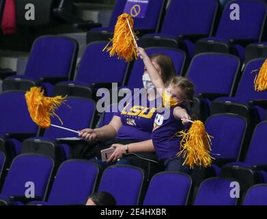 Bâton Rouge, LA, États-Unis. 22 janvier 2021. Un jeune fan applaudit lors de l'action de gymnastique de la NCAA entre les Bulldogs de Géorgie et les Tigres de LSU au centre d'assemblage de Pete Maravich à Baton Rouge, EN LOUISIANE. Jonathan Mailhes/CSM/Alamy Live News Banque D'Images