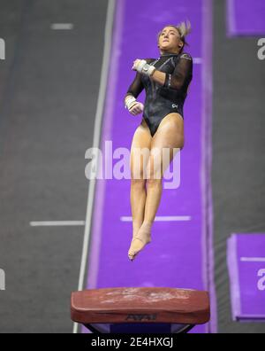 Bâton Rouge, LA, États-Unis. 22 janvier 2021. Megan Roberts, de Géorgie, vole au large de la voûte lors de l'action de gymnastique de la NCAA entre les Bulldogs de Géorgie et les Tigres de LSU au centre d'assemblage de Pete Maravich à Baton Rouge, EN LOUISIANE. Jonathan Mailhes/CSM/Alamy Live News Banque D'Images