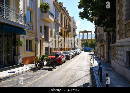Vue depuis une rue calme comme le trafic passe par l'Arche d'Hadrien, connu en grec comme la porte d'Hadrien dans le centre historique d'Athènes, Grèce Banque D'Images