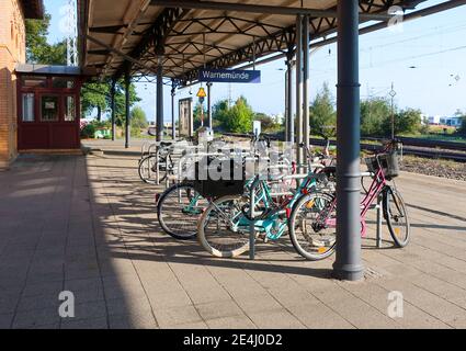 Vélos garés à la gare de Warnemunde Allemagne près du port de croisière sur la côte Baltique de l'Allemagne. Banque D'Images