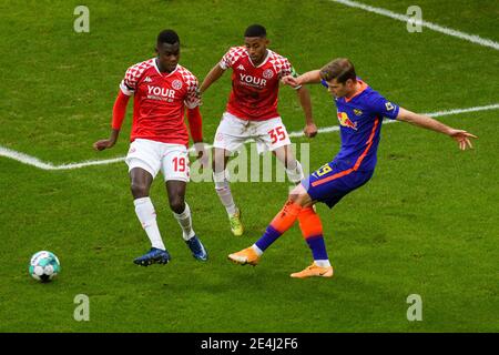 Mayence. 24 janvier 2021. Alexander Sorloth (R) de Leipzig rivalise avec Moussa Niakhate (L) et Leandro Barreiro Martins de Mayence lors d'un match de football allemand Bundesliga entre FSV Mayence 05 et RB Leipzig à Mayence, Allemagne, 23 janvier 2021. Credit: Xinhua/Alay Live News Banque D'Images