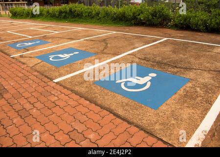 Jau / Sao Paulo / Brésil - 02 21 2020: Places de stationnement pour personnes handicapées sur béton. Plusieurs panneaux bleus et blancs peints au sol Banque D'Images