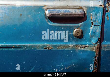 Porte bleue d'une épave de voiture à Antigua, Guatemala. Concentrez-vous sur Keyhole. Banque D'Images