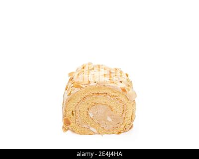 Le gros plan de délicieux gâteau à la crème d'amande maison, pâtisserie, dessert sur fond blanc. Banque D'Images