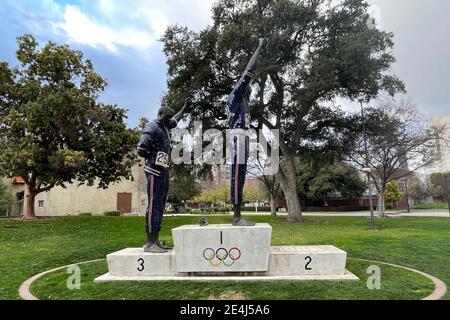 La statue de la victoire Salute à l'Université d'État de San Jose reconnaissant La protestation noire de Tommie Smith, médaillée d'or, et de bronze John car, médaillé Banque D'Images