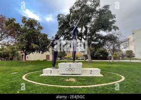 La statue de la victoire Salute à l'Université d'État de San Jose reconnaissant La protestation noire de Tommie Smith, médaillée d'or, et de bronze John car, médaillé Banque D'Images