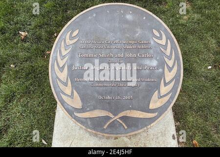 Une plaque à la statue de la victoire Salute à San Jose L'Université d'État reconnaît la protestation noire de Tommie, médaillée d'or Smith et médaille de bronze Banque D'Images