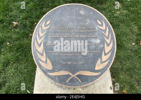 Une plaque à la statue de la victoire Salute à San Jose L'Université d'État reconnaît la protestation noire de Tommie, médaillée d'or Smith et médaille de bronze Banque D'Images