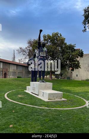 La statue de la victoire Salute à l'Université d'État de San Jose reconnaissant La protestation noire de Tommie Smith, médaillée d'or, et de bronze John car, médaillé Banque D'Images