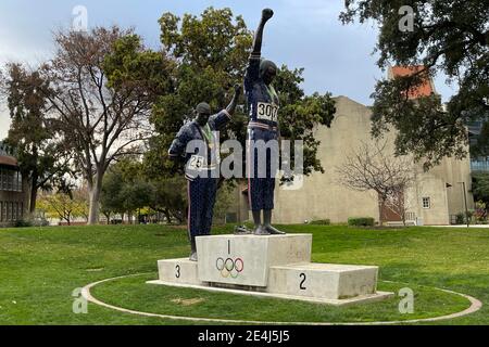 La statue de la victoire Salute à l'Université d'État de San Jose reconnaissant La protestation noire de Tommie Smith, médaillée d'or, et de bronze John car, médaillé Banque D'Images