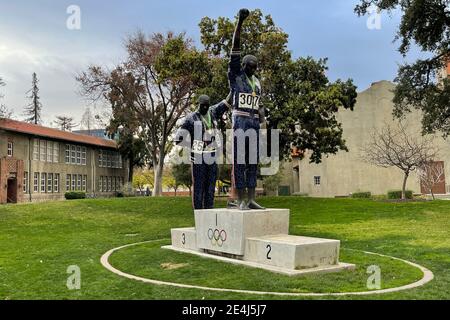 La statue de la victoire Salute à l'Université d'État de San Jose reconnaissant La protestation noire de Tommie Smith, médaillée d'or, et de bronze John car, médaillé Banque D'Images