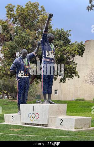 La statue de la victoire Salute à l'Université d'État de San Jose reconnaissant La protestation noire de Tommie Smith, médaillée d'or, et de bronze John car, médaillé Banque D'Images