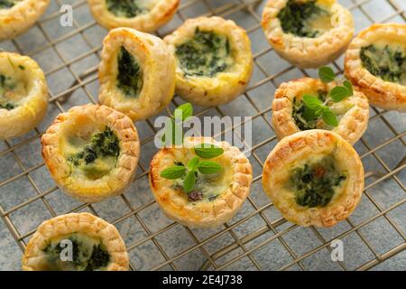Mini quiches aux épinards fraîchement cuites Banque D'Images