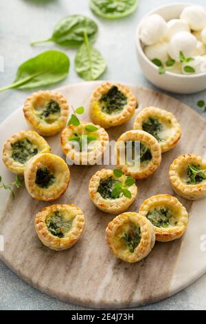 Mini quiches aux épinards fraîchement cuites Banque D'Images
