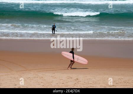 Surfeurs à Cape Woolamai Beach, Phillip Island, Vic Banque D'Images