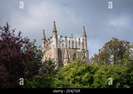 Abbaye de Dunfermaline à Fife en Écosse, lieu de repos du roi Robert le Bruce, avec des arbres devant Banque D'Images