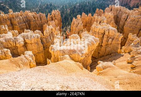 En regardant vers le bas sur des structures rocheuses appelées hoodoos dans le parc national de Bryce Canyon, Utah, États-Unis. Banque D'Images